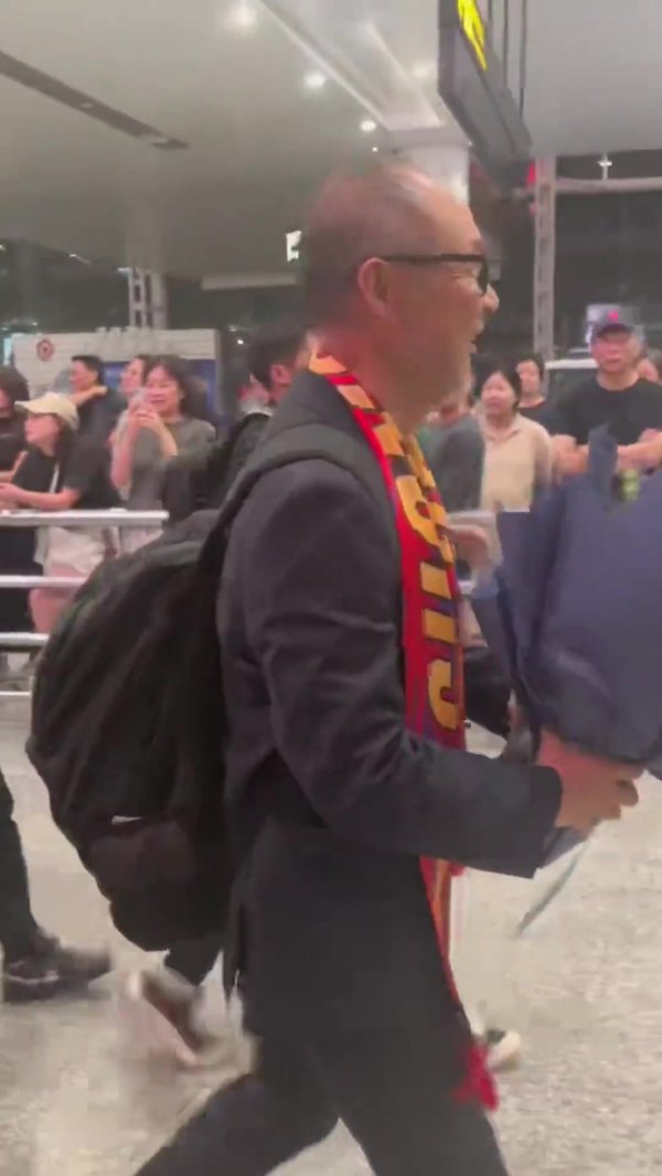 将接办重庆铜梁龙！重庆广电晒视频：张外龙已抵达江北外洋机场